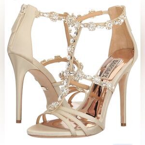 Badgley Mischka heels  have a Round Toe size 9 1/2